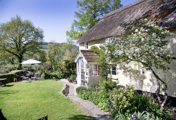 Welcome to Phillishayes Cottage, quietly settled in the heart of rural Devon