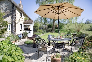 Phillishayes Cottage, Upottery: Embrace a spot of alfresco dining during your stay