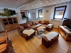 Wohnzimmer mit Sitzgruppe