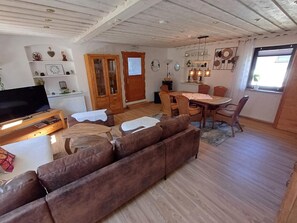 Wohnzimmer mit Sitzgruppe und Essplatz
