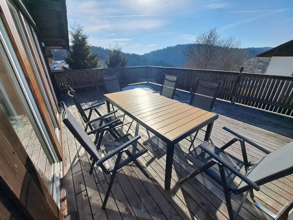 Dachterrasse über 30 m² mit Ess- und Sitzgelegenheit, Sonnenschirm, Liegestühle und E- Grill
