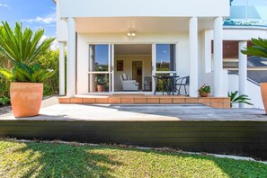 Open the ranch slider doors and enjoy the indoor/outdoor flow onto the deck area.