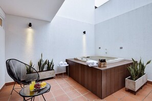 Indoor spa tub