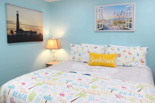 The bedroom is furnished with colorful and refreshing decor!