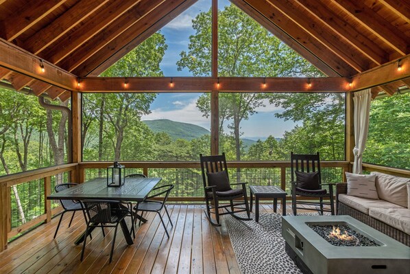 Welcome to Golden Eagle! Enjoy stunning year-round views from the back deck 