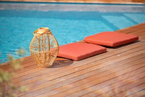 Piscine extérieure accessible en saison, idéale pour se rafraîchir après une journée de découverte.