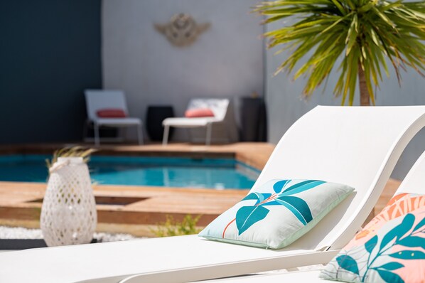 Détendez-vous au bord de la piscine dans un transat confortable, parfait pour un moment de farniente sous le soleil méditerranéen.