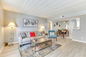 Living Room | Free WiFi | Smart TV