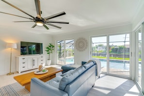 Living Room | Free WiFi | Central A/C & Heat | Smart TV