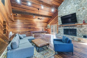 Living Room | Free WiFi | Smart TV | Fireplace | Pool Table