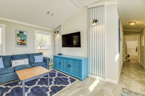 Living Room | Free WiFi | Queen Sleeper Sofa | Central Heating & A/C