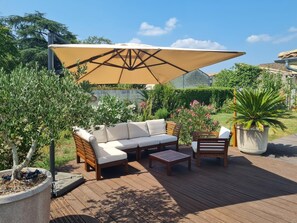 espace piscine et salon de jardin