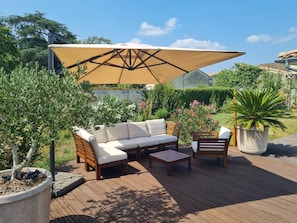 espace piscine et salon de jardin