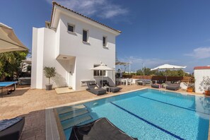4-Outdoor Pool Area