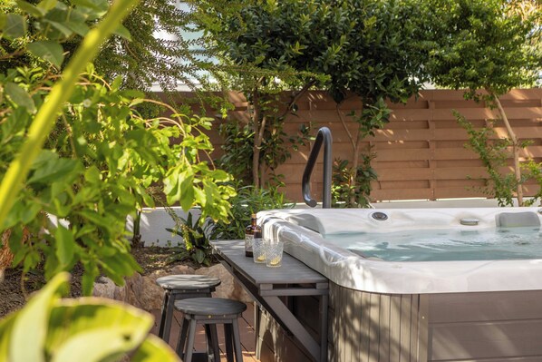 1-Jaccuzi Area