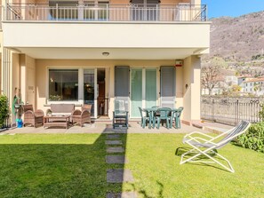 Flooring, Interior Design, Fussboden, Wohnung, Balkon, Decke, Eigentumswohnung, Stuhl, Schatten, Veranda