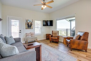 Living Room | Queen Sleeper Sofa | Smart TV | Central A/C