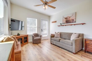 Living Room | Queen Sleeper Sofa | Free WiFi | Smart TV | Central A/C