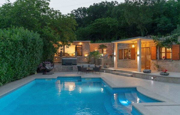 Swimming pool