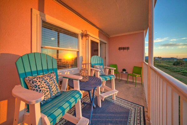 Relax on the terrace. (Bubbly Blew)