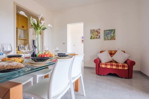 Autumn, Dining Room, Living Room, Spring, Summer