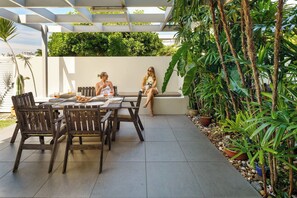 An alfresco dining area offers flexibility for games, meals, or a kids’ table during group stays