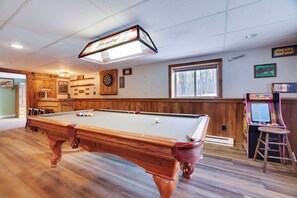 Let the good times roll! Arcade games, a pool table, and a fully stocked bar—your ultimate entertainment hub!