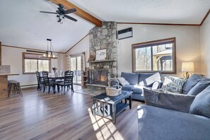 Seamless flow from kitchen to living – the perfect open space for relaxation and entertainment!