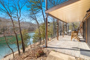 Whether you’re sipping coffee at sunrise or stargazing at night, this serene setting is perfect for relaxation.