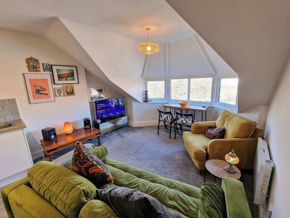 Cosy, homely and great lighting with a view of the City Centre from the window.