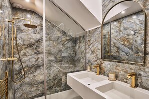 Salle de bain avec douche et double vasque