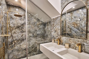 Salle de bain avec douche et double vasque