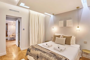 Chambre avec lit queen size et smart TV