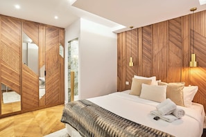 Chambre double avec lit queen size et salle de douche attenate