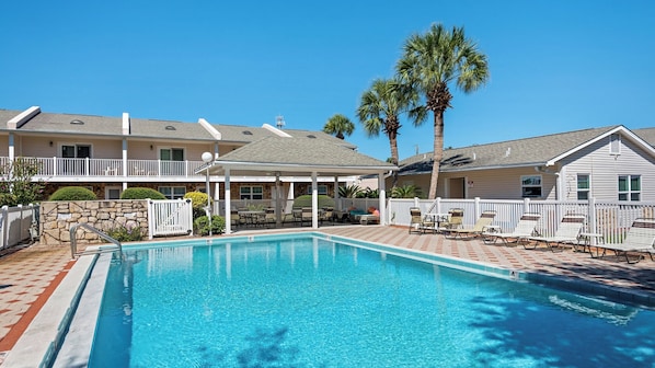 Woodland Shores Grounds & Amenities