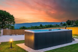 Outdoor spa tub