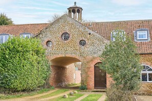 The Clock Tower, Snettisham - Host & Stay