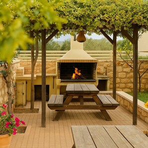 Exterior shared patio - Relax under the shadowed patio