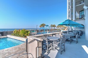 Oasis Amenities - Outdoor Tables