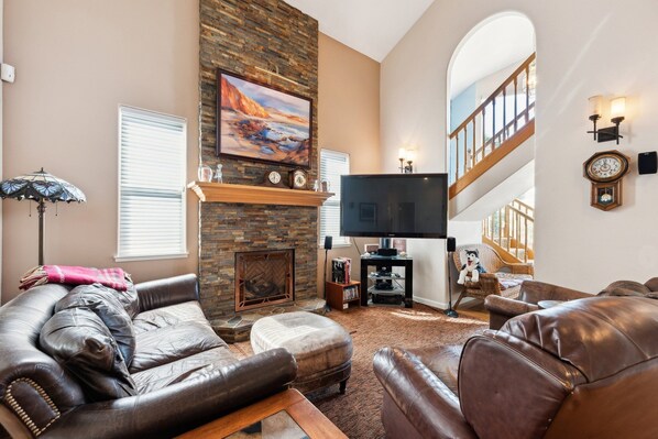 Furniture, Indoors, Living Room, Couch, Screen