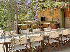 Outdoor dining at Hamble Riverside Cottage, Old Bursledon, Hampshire