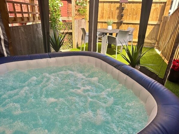Hot Tub / whirlpool bath (Outdoor)