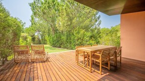 Spacious deck with seating for meals and relaxing in fresh air. #OutdoorLiving #TerraceVibes #garden #outdoors #portugal #pt #troia