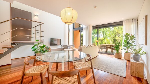 Open-plan living with large windows connecting indoors to nature. #ModernLiving #CozySpace #comfort #family #portugal #pt #troia