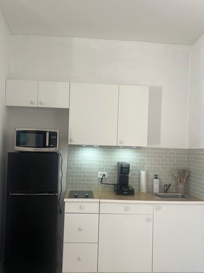 Kitchenette featuring all general cooking needs