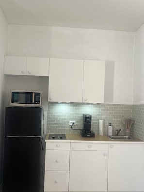 Kitchenette featuring all general cooking needs