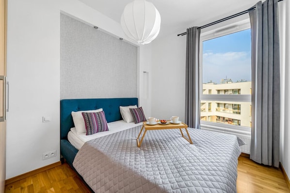 Bedroom with Queen Bed | Book Now with RENTUJEMY.COM