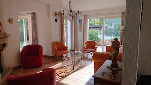 Salon avec sa cheminée
