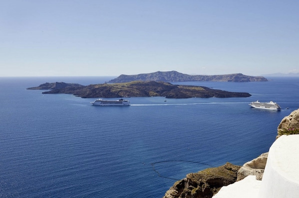 Dazzling Santorini Suite | Mystic Escape Suite | Breathtaking Caldera and Sea Views | Lovely Furnished Balcony | Prime Location | Fira