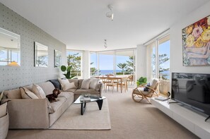 Spacious living room with dining table for 6 overlooking the ocean.